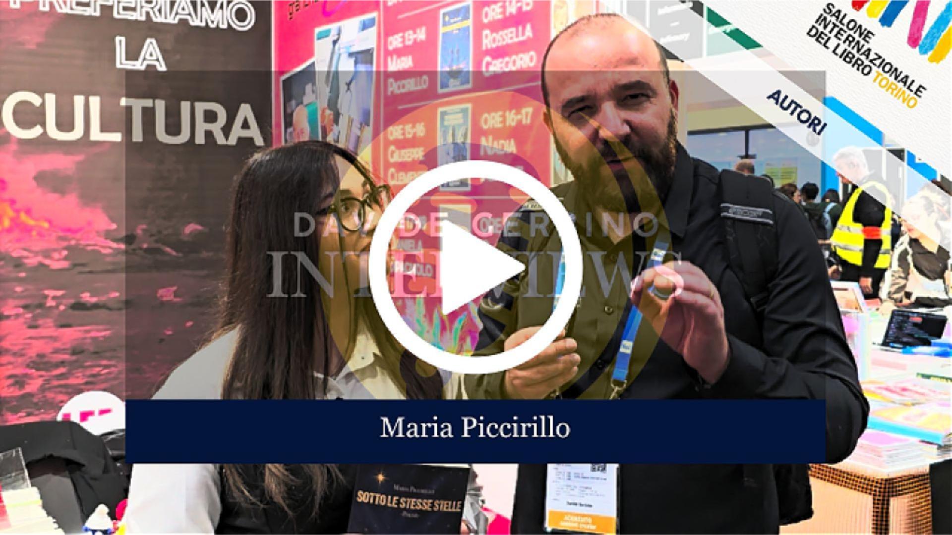 Sotto Le Stesse Stelle, è il primo Libro di Poesie, scritto da Maria Piccirillo, una Ragazza Giovanissima che tuttavia ha già dovuto affrontare mille sfide