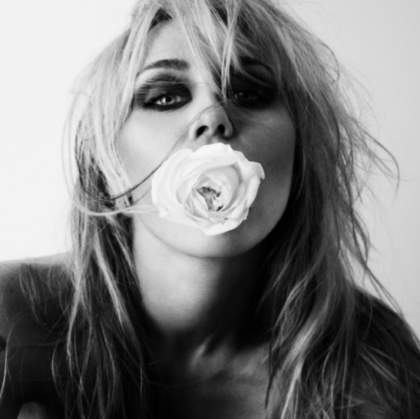 Classifica Musica: Miley Cyrus Domina ma una Valanga di Novità Stravolge Tutto. Ecco Cos'è Successo 12 MILEY-CYRUS-BASS-PERSUADES