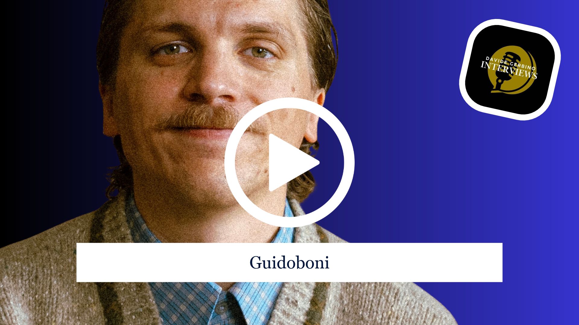 Abbiamo intervistato Guidoboni: dopo X-Factor e tre anni di attesa, ecco com’è nato “Canzoni Per Figli”, il disco sull’età adulta. Guarda l’intervista!